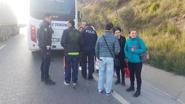 Üniversite personelini taşıyan midibüs istinat duvarına çarptı