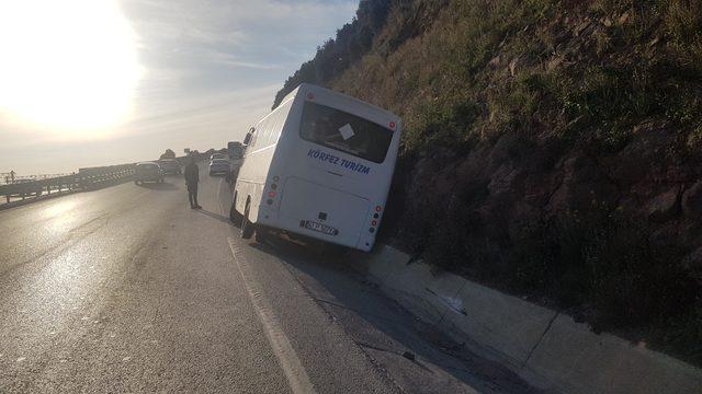 Üniversite personelini taşıyan midibüs istinat duvarına çarptı