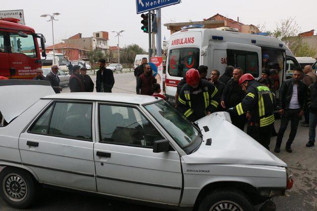 Manisa'da iki otomobil çarpıştı, sürücüler yaralanmadı