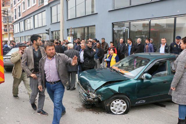 Manisa'da iki otomobil çarpıştı, sürücüler yaralanmadı