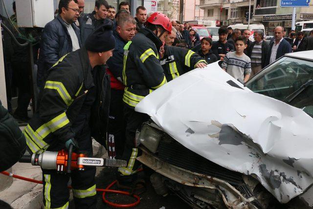 Manisa'da iki otomobil çarpıştı, sürücüler yaralanmadı