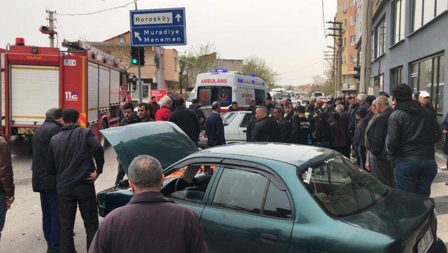 Manisa’da iki otomobil kafa kafaya çarpıştı