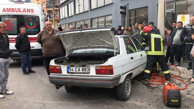 Manisa’da iki otomobil kafa kafaya çarpıştı