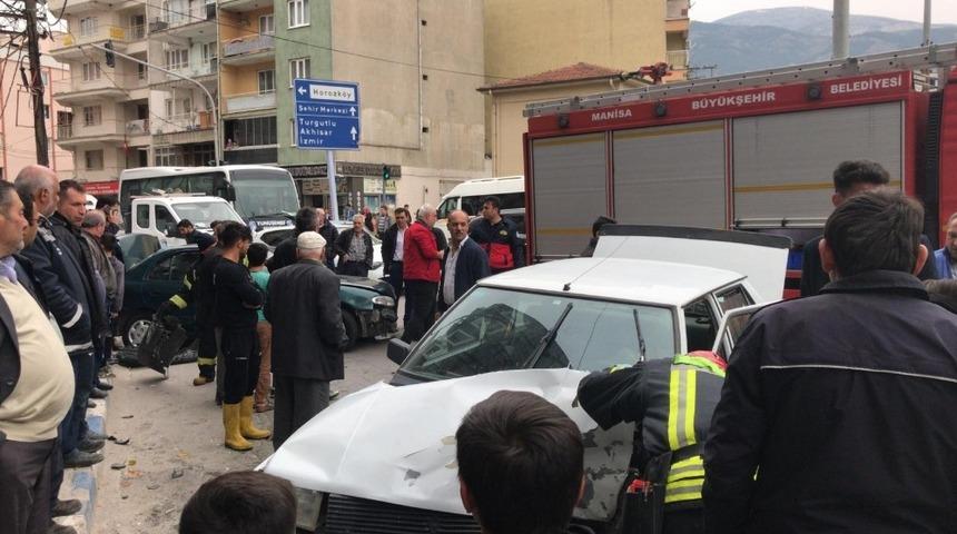 Manisa’da iki otomobil kafa kafaya çarpıştı