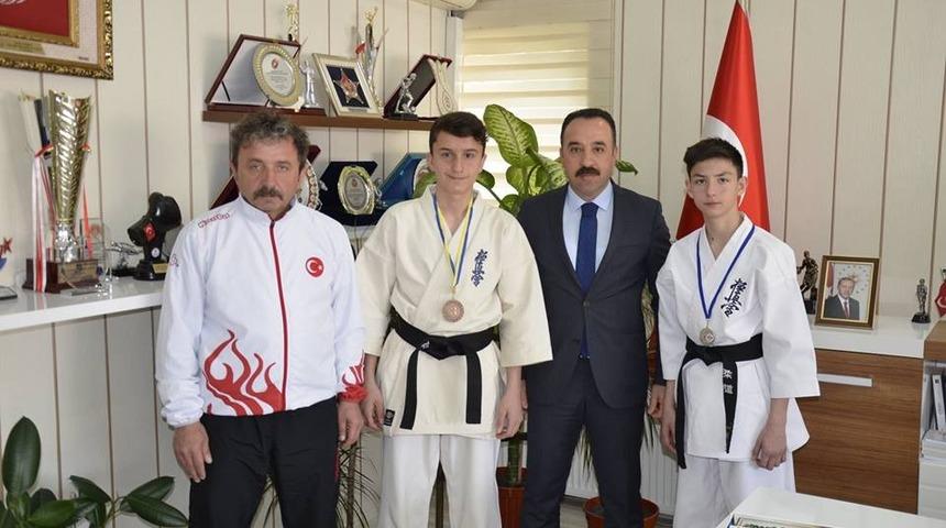 İl M&uuml;d&uuml;r&uuml; Yıldız, şampiyonları makamında ağırladı