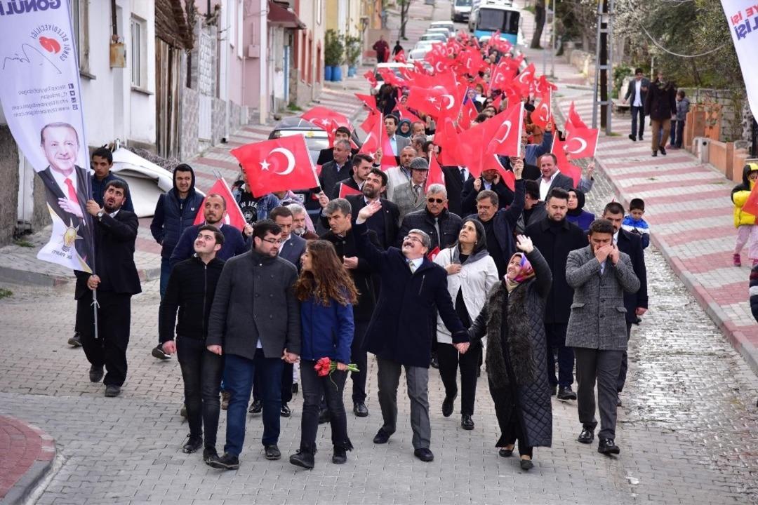 AK Parti&rsquo;den Cumhuriyet ve İstiklal Mahallesi&rsquo;nde g&ouml;vde g&ouml;sterisi