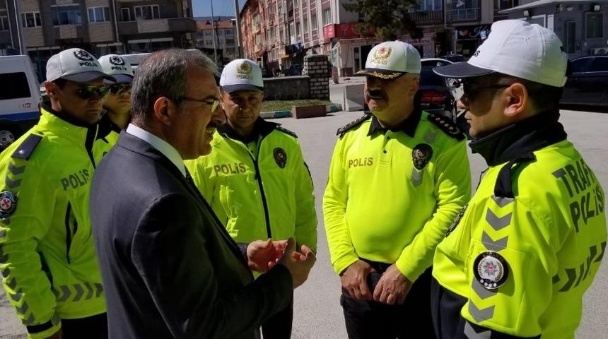Vali, trafik ekiplerinin yeni &uuml;niformalarını inceledi