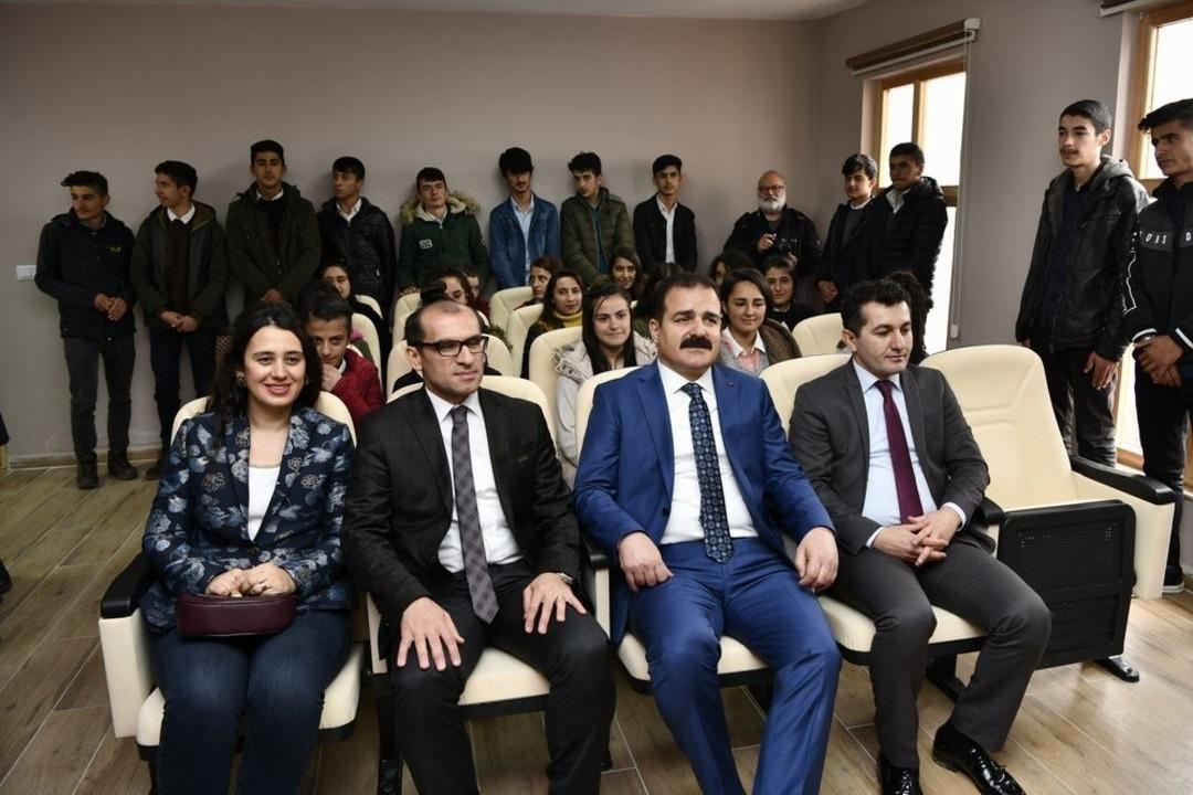 Vali Akbıyık fotoğraf kursuna katılan kursiyerlerin sertifikalarını verdi