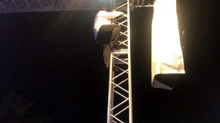 Bülent Serttaş sahne direğine tırmanıp türkü söyledi!