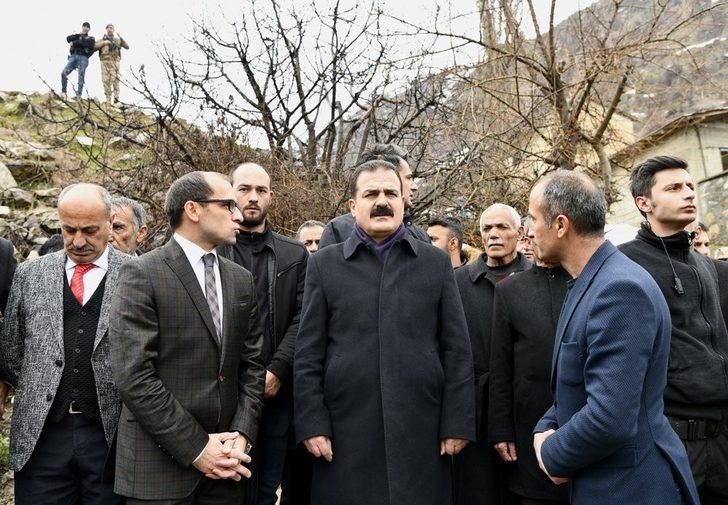 Vali Akbıyık, taziye evi, Kur’an kursu ve spor kompleksinin temel atma törenine katıldı G1