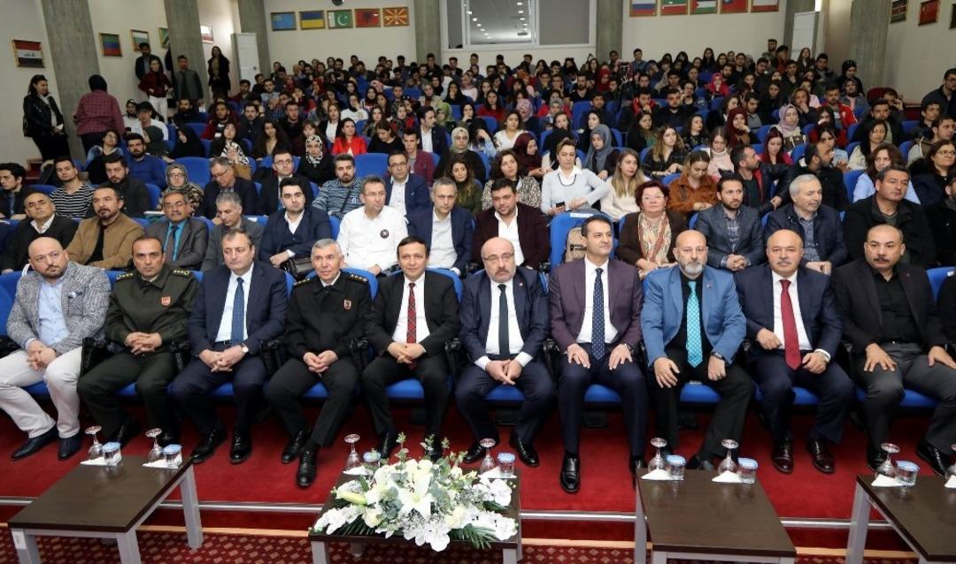 KAY&Uuml;&rsquo;de &rsquo;Geleceğin D&uuml;nyası&rsquo; Konulu Panel D&uuml;zenlendi