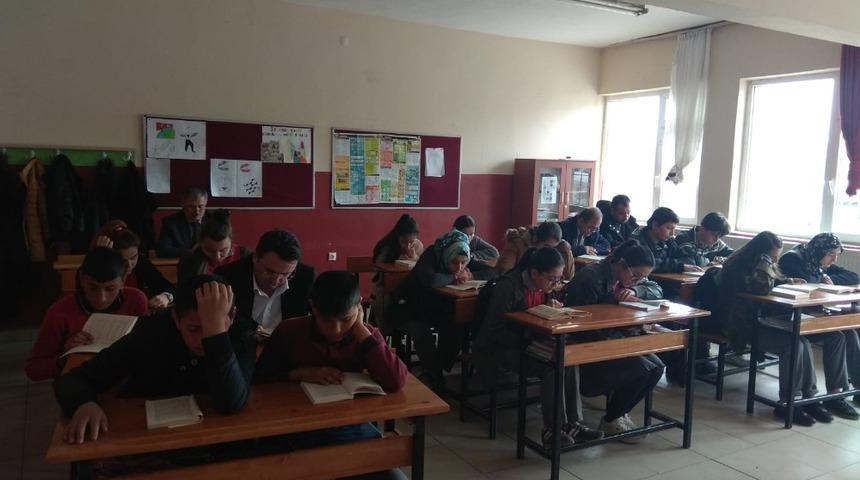 Kaymakam, &ouml;ğrencilerle kitap okudu