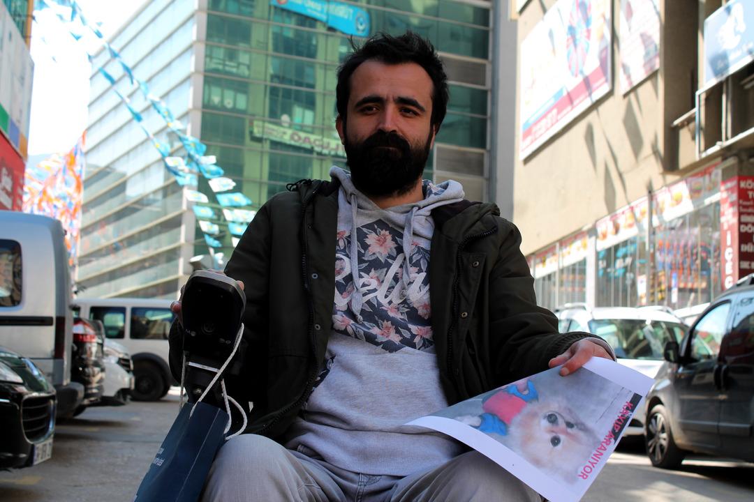 Elindeki fotoğrafla sokak sokak onu arıyor! 'Eve bile giremiyorum'