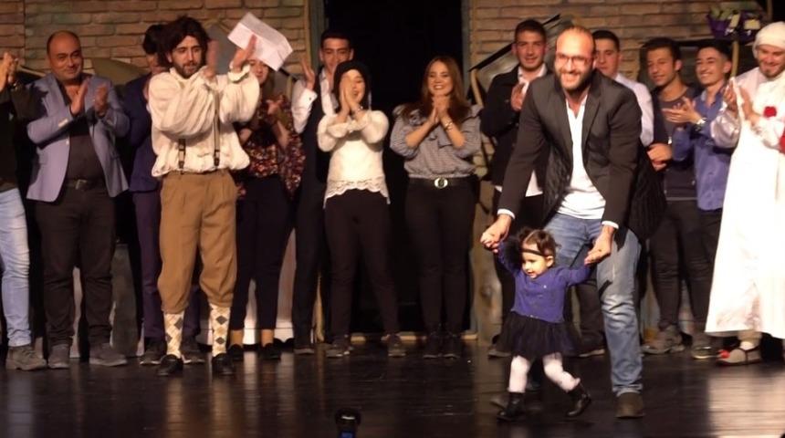 Ravza bebek pr&ouml;miyerde sahneye &ccedil;ıktı