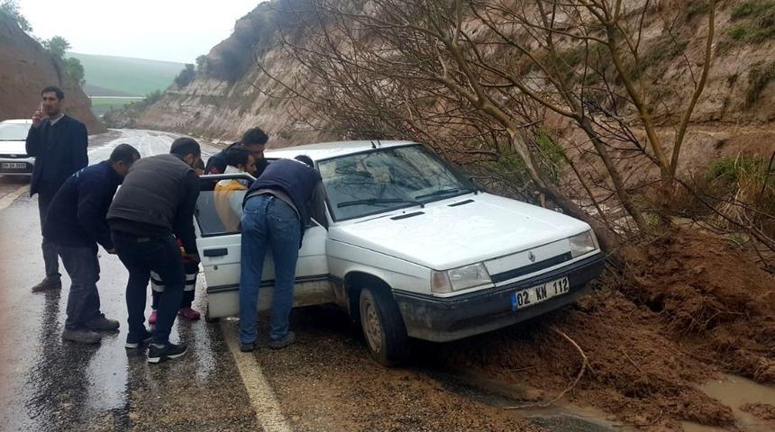 Yola d&uuml;şen ağa&ccedil; kazaya neden oldu
