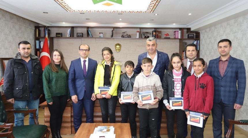 MHP&rsquo;li &Ouml;zbek&rsquo;ten başaralı &ouml;ğrencilere tablet