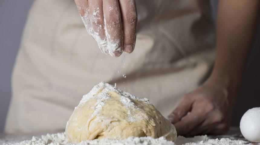 İşin ustasıyım diyenler bile hamur işi yaparken bu hataya d&uuml;ş&uuml;yor!