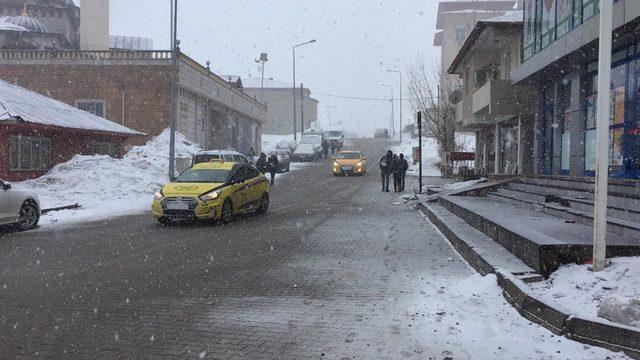 Karlıova’da kar yağışı yeniden başladı