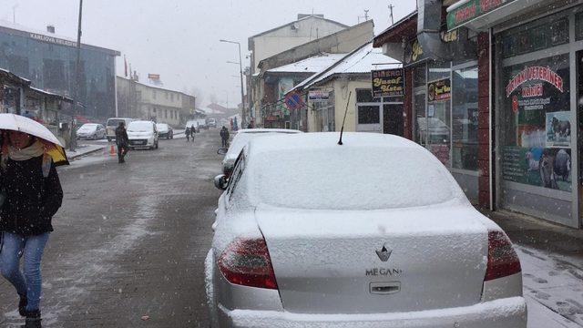 Karlıova’da kar yağışı yeniden başladı