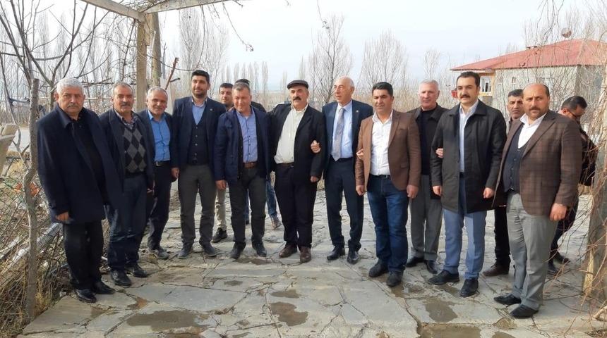 AK Parti’li Kartal’dan ev ziyaretleri