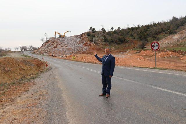 Gördes-Akhisar yolu çalışmaları hızla devam ediyor