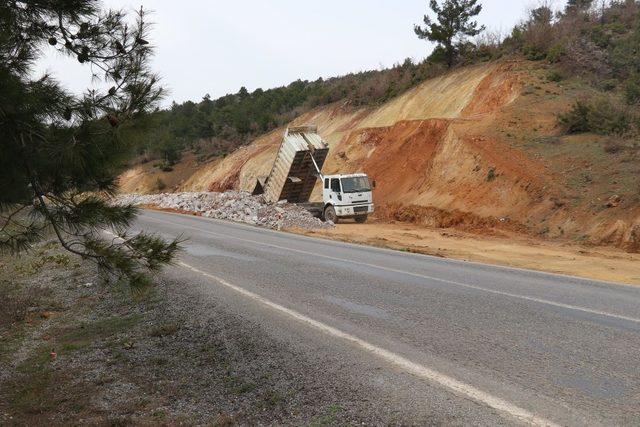 Gördes-Akhisar yolu çalışmaları hızla devam ediyor