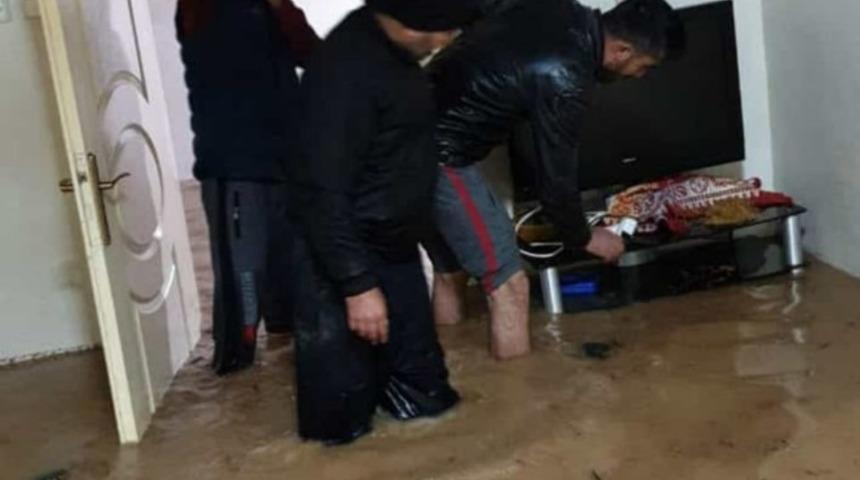 Kızıltepe’de ev iş yerlerini su bastı