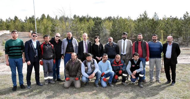 Çevreci rektör, doğum günü hediyesi olarak fidan diktiriyor