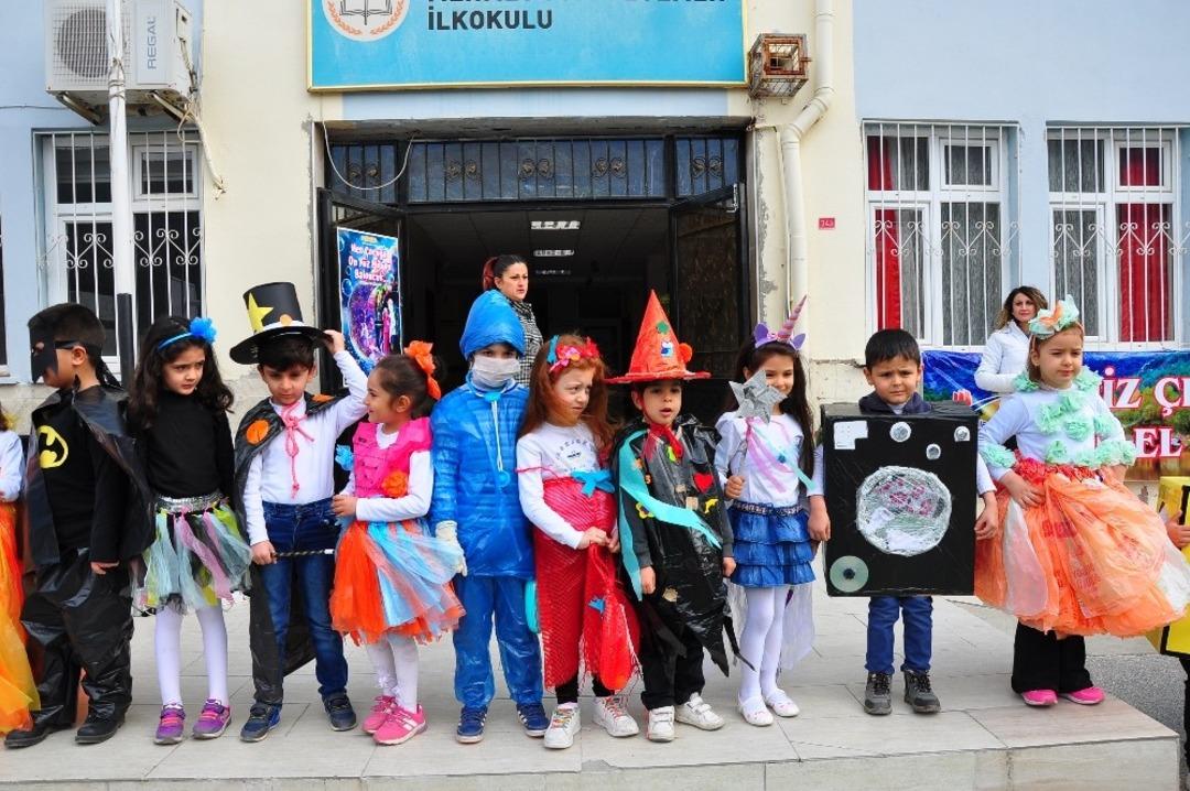 &Ouml;ğrencilerden geri d&ouml;n&uuml;ş&uuml;m defilesi