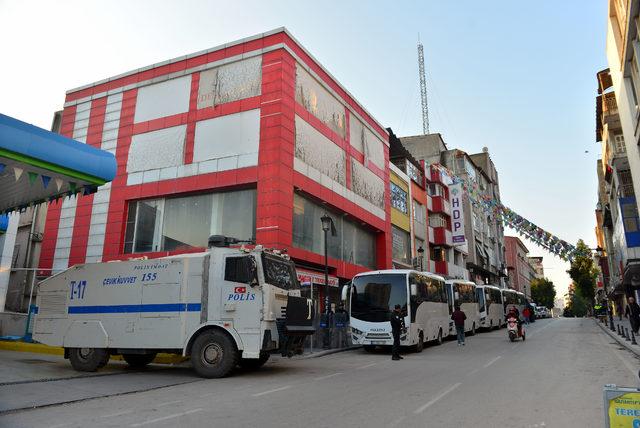 Adana'da gözaltına alınan 1'i kadın 12 HDP'li adliyeye sevk edildi