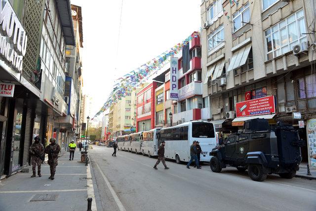 Adana'da gözaltına alınan 1'i kadın 12 HDP'li adliyeye sevk edildi