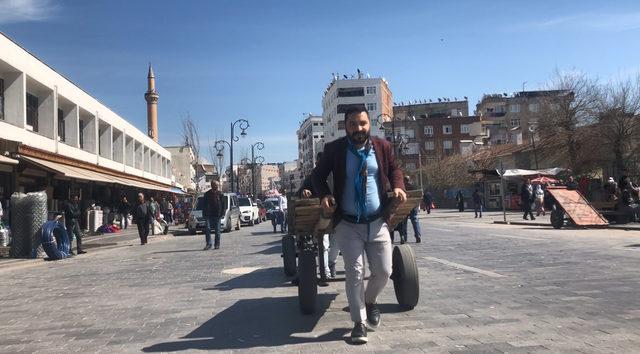 Bağımsız aday, hayvan haklarına dikkat çekmek için çekçek ile dolaştı