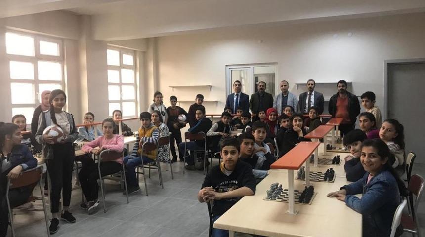 T&uuml;rkiye Gaziler ve Şehit Aileleri Vakfı &ouml;ğrencilere spor malzemesi dağıttı