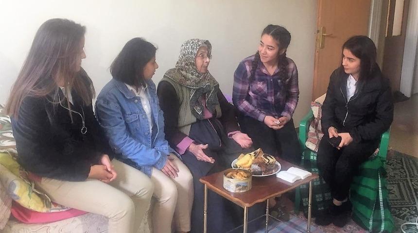 &Ouml;ğrencilerden yaşlılara yardım eli