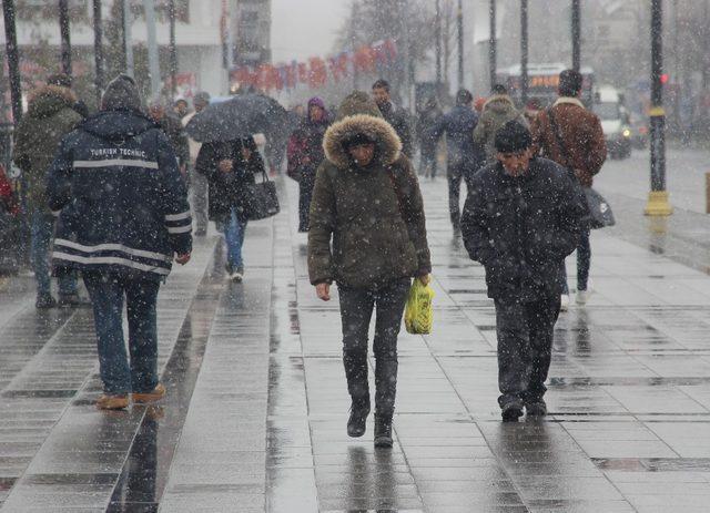 Baharı bekleyen Sivas’ta Mart ayında kar sürprizi