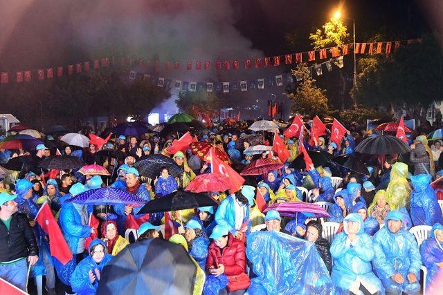 Mehmet Tosun’a yağmur altında büyük destek