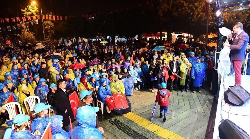 Mehmet Tosun&rsquo;a yağmur altında b&uuml;y&uuml;k destek