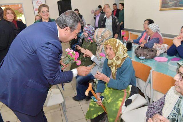 Soner Çetin, yaşlıların mutluluğunu paylaştı