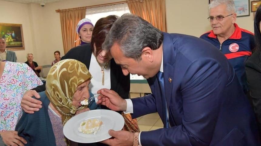 Soner &Ccedil;etin, yaşlıların mutluluğunu paylaştı