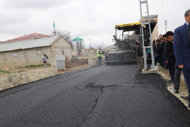 Yalnızbağ Beldesinde sıcak asfalt dökümüne başlanıldı