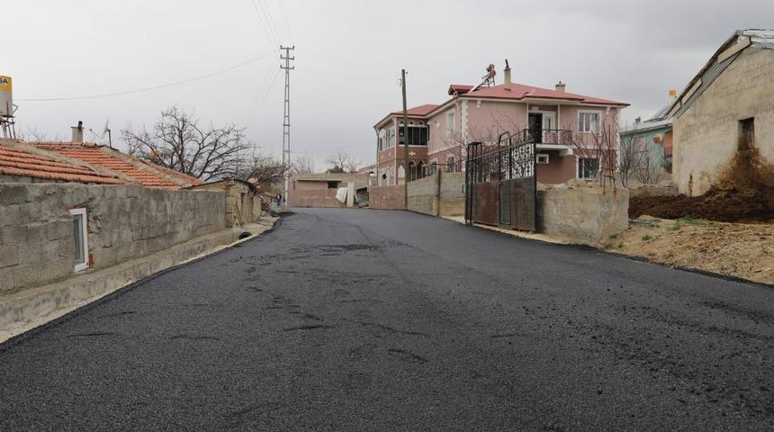 Yalnızbağ Beldesinde sıcak asfalt d&ouml;k&uuml;m&uuml;ne başlanıldı