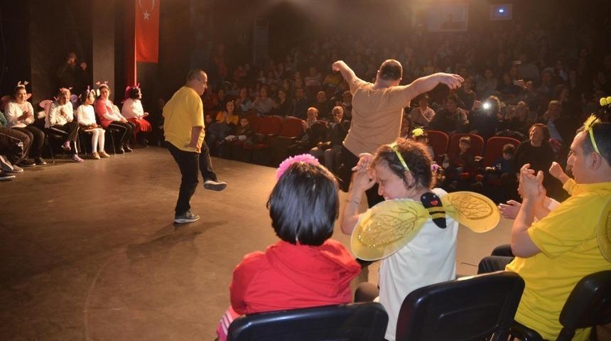 D&uuml;nya Tiyatro Haftası&rsquo;nda Kuşadası&rsquo;nda &rsquo;Engelsiz Tiyatro&rsquo; sahnelendi