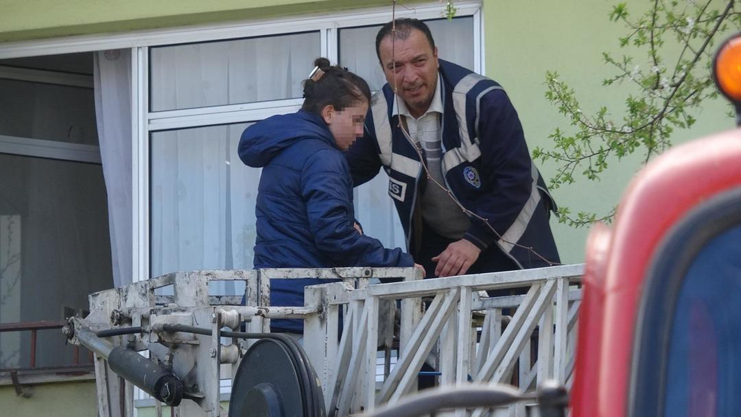 'Babam eve kilitledi' dedi, polisler alarma ge&ccedil;ti