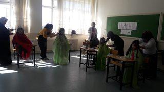 Köydeki minik öğrencilerin kuaför mutluluğu