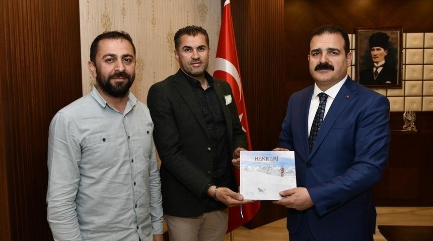 Vali Akbıyık&rsquo;a "Hakk&acirc;ri Doğa Sporları Rotaları" kitabı takdim edildi