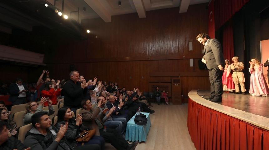 Perdeler Tiyatro G&uuml;n&uuml;&rsquo;ne &ouml;zel olarak a&ccedil;ıldı