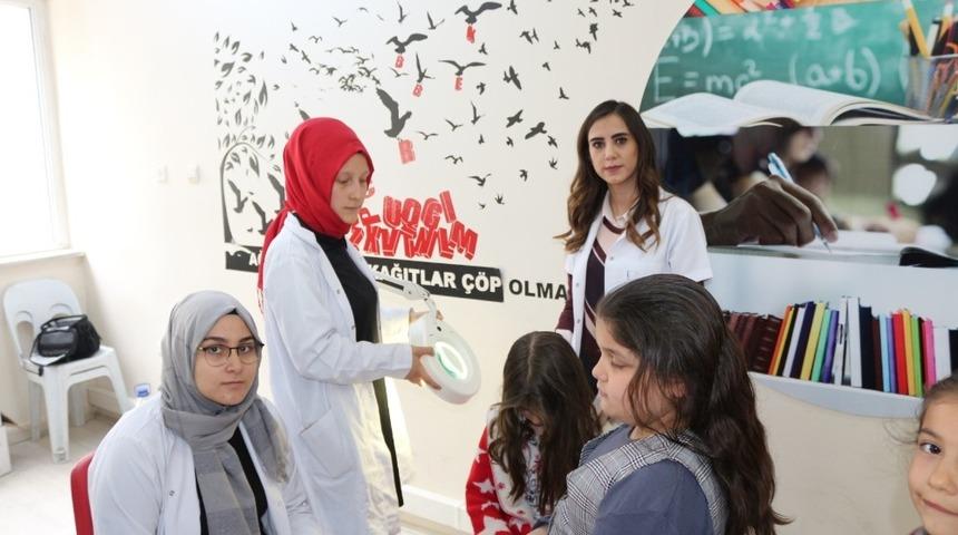 Uşak &Uuml;niversitesi &ouml;ğrencileri miniklere g&ouml;n&uuml;ll&uuml; kuaf&ouml;rl&uuml;k yaptı