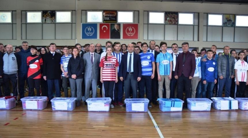 Biga&rsquo;da sporculara malzemesi desteği