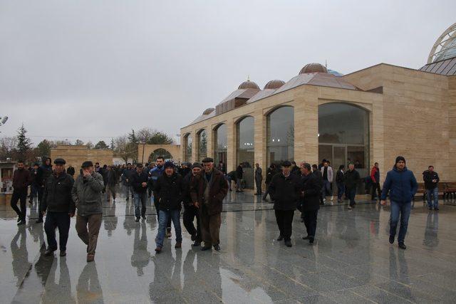 Karaman’ın en büyük camisi ibadete açıldı