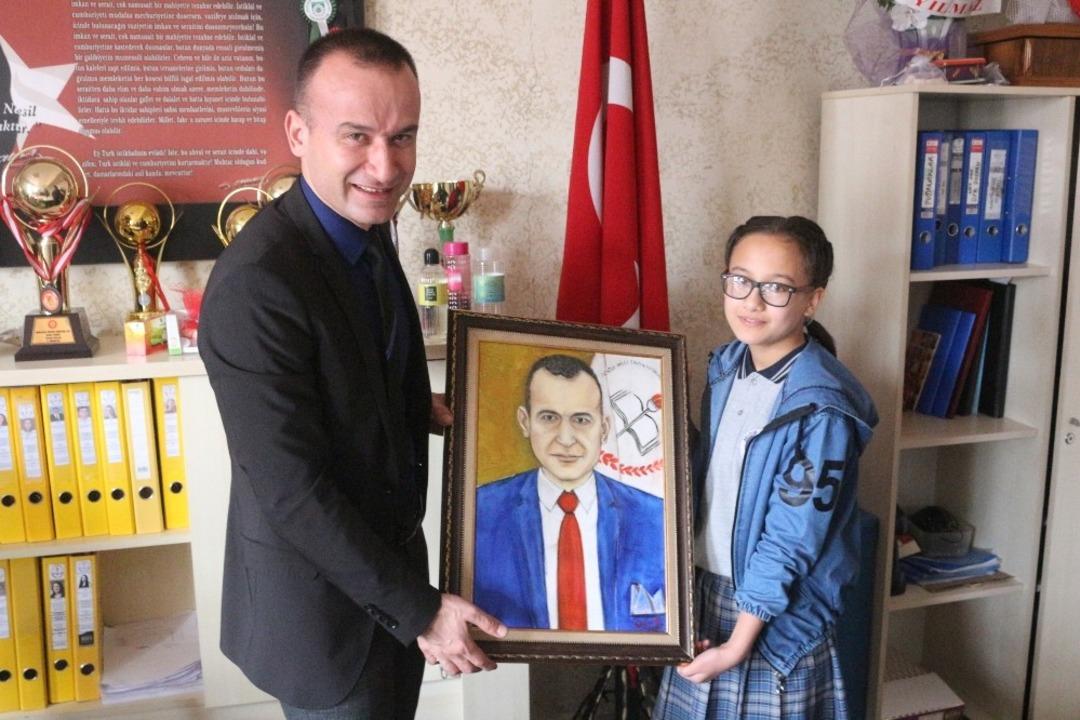 Afganlı minik &ouml;ğrenciden M&uuml;d&uuml;r Tekin&rsquo;e s&uuml;rpriz